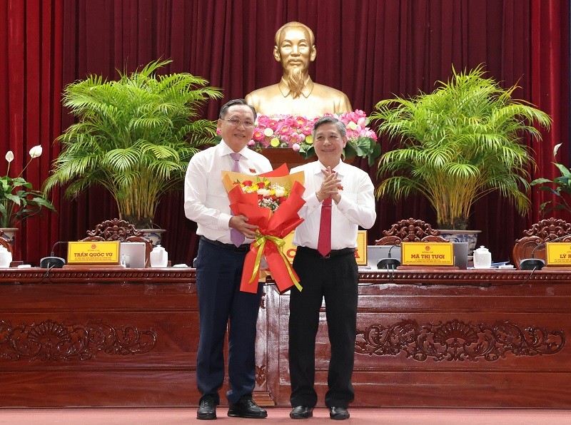 Ông Đồng Văn Thanh, Ủy viên BCH Trung ương Đảng, Phó Bí thư Thường trực Thành ủy, Chủ tịch HĐND TP. Cần Thơ tặng hoa chúc mừng ông Lê Công Lý (bên trái)