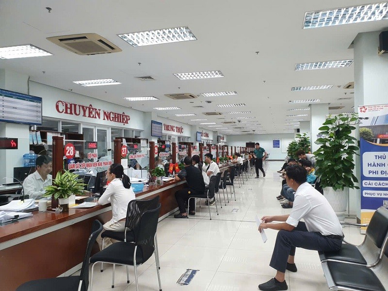 Người dân, doanh nghiệp làm thủ tục hành chính tại Trung tâm hành chính công thành phố Đà Nẵng. Ảnh: Linh Đan