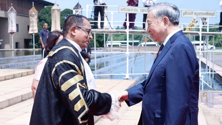 Chủ tịch Quốc hội Sri Lanka Jagath Wickramaratne đón Tổng Bí thư, Chủ tịch nước Tô Lâm - Ảnh: TTXVN