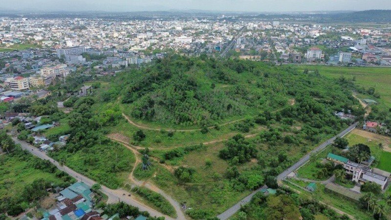 Toàn cảnh núi Thiên Bút.