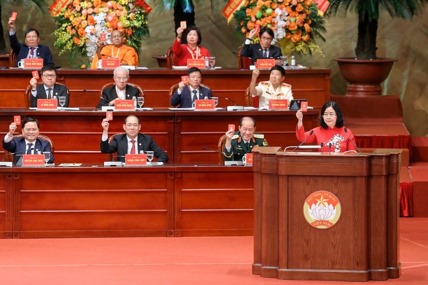 Ủy viên Bộ Chính trị, Bí thư Trung ương Đảng, Chủ tịch UBTƯ MTTQ Việt Nam Bùi Thị Minh Hoài và các đại biểu tiến hành biểu quyết tại Đại hội. Ảnh: Quang Vinh.