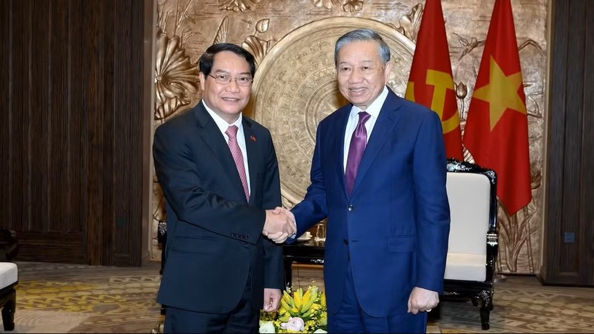 Tổng Bí thư, Chủ tịch nước Tô Lâm và đồng chí Athsaphangthong Siphandone, Ủy viên Trung ương Đảng, Bí thư Thành ủy, Chủ tịch Hội đồng nhân dân thủ đô Viêng Chăn (Lào). Ảnh: Đăng Khoa