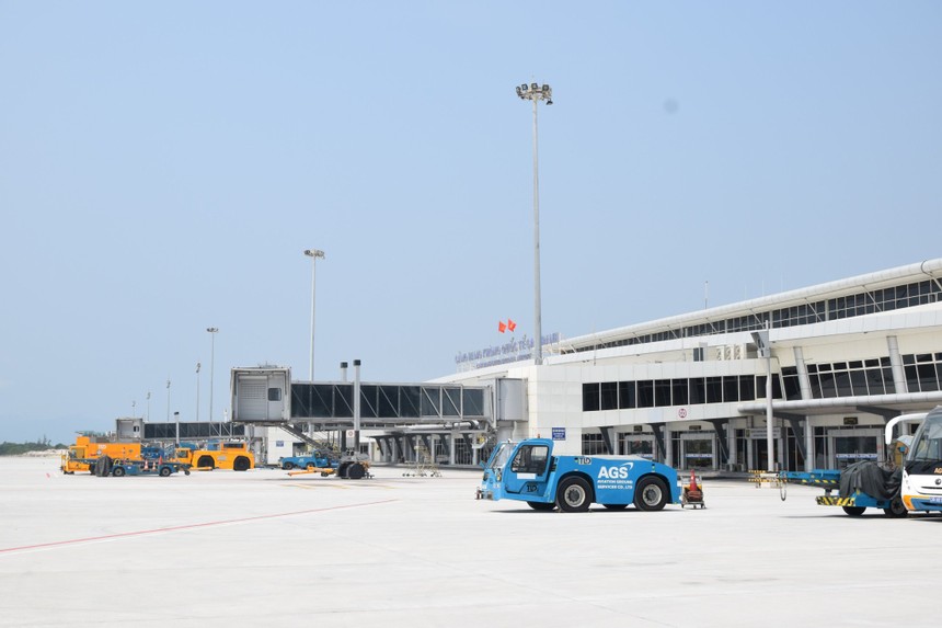 Cảng hàng không quốc tế Cam Ranh. 