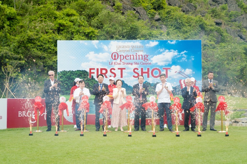 Đại biểu cắt băng khánh thành sân Canyon Course tại Legend Valley Country Club