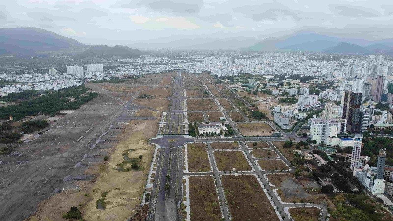 Dự án Sân bay Nha Trang cũ đang ngổn ngang sau khi ông Nguyễn Văn Hậu, Chủ tịch Công ty cổ phần Tập đoàn Phúc Sơn bị khởi tố, điều tra. Ảnh: Linh Đan