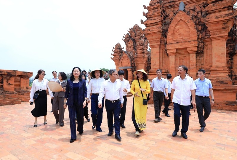 Các đại biểu kiểm tra thực địa tại Làng Văn hóa - Du lịch các dân tộc Việt Nam.