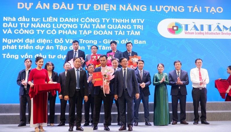 Đại diện Liên danh Công ty TNHH MTV Đầu tư Năng lượng Tài Tâm Quảng Trị và Công ty cổ phần Tập đoàn Tài Tâm nhận bản ghi nhớ dự án hợp tác đầu tư dự án năng lượng tái tạo có tổng vốn đầu tư 5.000 tỷ đồng từ UBND tỉnh Gia Lai vào cuối tháng 8/2025.