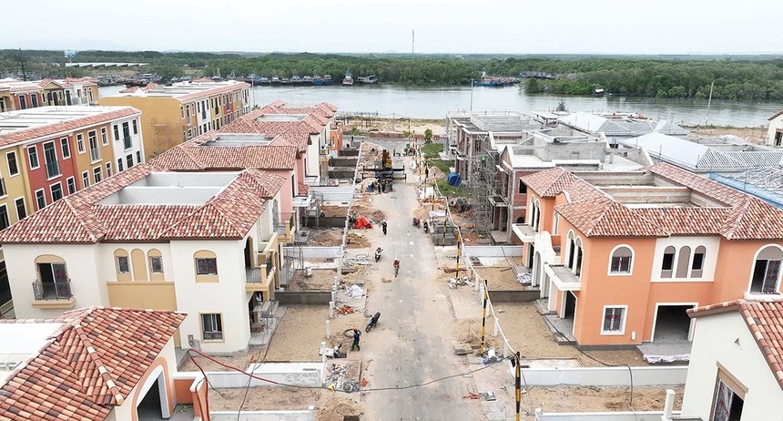 Nhà phố, biệt thự vẫn gặp nhiều khó khăn do giá cao và lãi suất vay lớn 