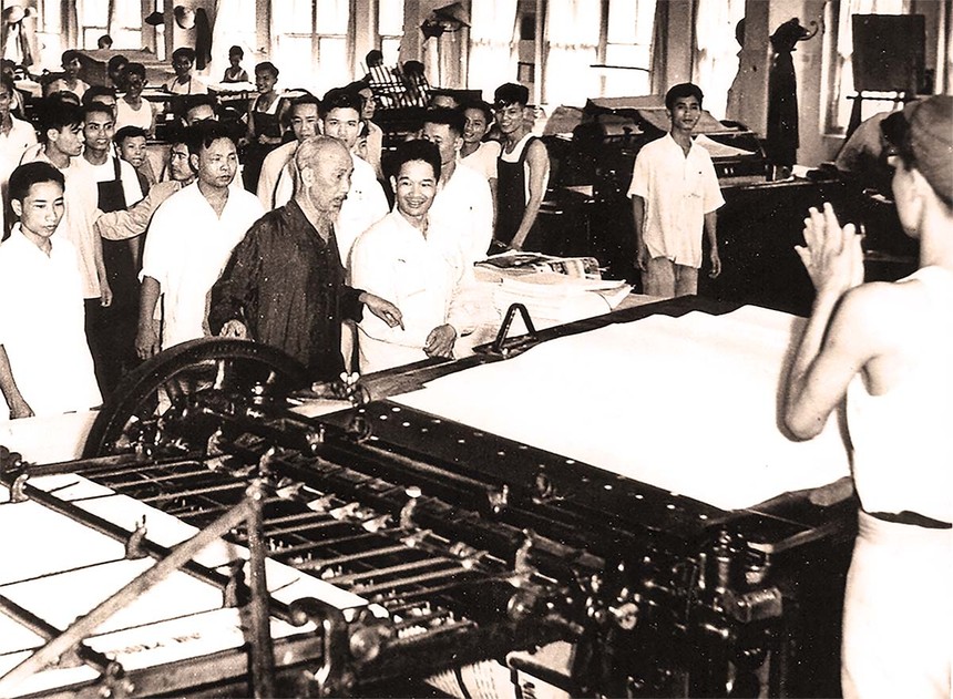 Chủ tịch Hồ Chí Minh thăm Nhà máy in Tiến Bộ, Hà Nội ảnh: ttxvn 