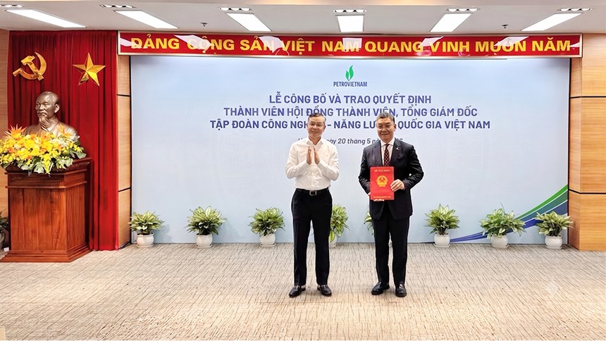 Bộ trưởng Bộ Tài chính Ngô Văn Tuấn trao Quyết định bổ nhiệm ông Lê Mạnh Cường giữ chức Thành viên Hội đồng thành viên Tập đoàn Công nghiệp - năng lượng quốc gia Việt Nam.