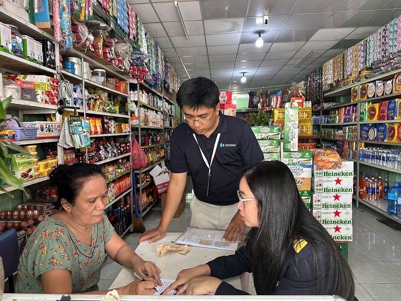 Cán bộ Thuế Đà Nẵng hướng dẫn các hộ kinh doanh kê khai, thực hiện nghĩa vụ thuế. Ảnh: Quốc Việt
