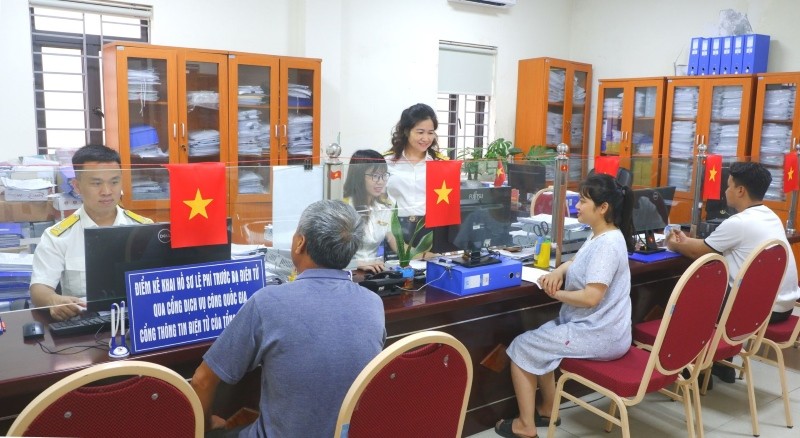 Người nộp thuế và nhân dân được hỗ trợ giải quyết TTHC tại bộ phận một cửa cơ quan Thuế Hà Nội. Ảnh minh họa.