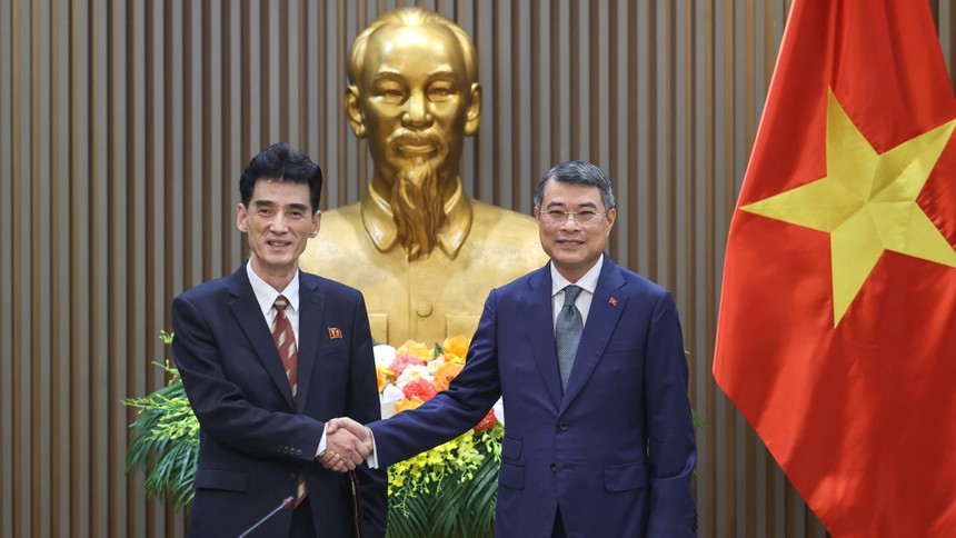 Thủ tướng Chính phủ Lê Minh Hưng tiếp đồng chí Ri Sung Guk, Đại sứ đặc mệnh toàn quyền nước Cộng hòa Dân chủ Nhân dân Triều Tiên tại Việt Nam - Ảnh: VGP/Nhật Bắc
