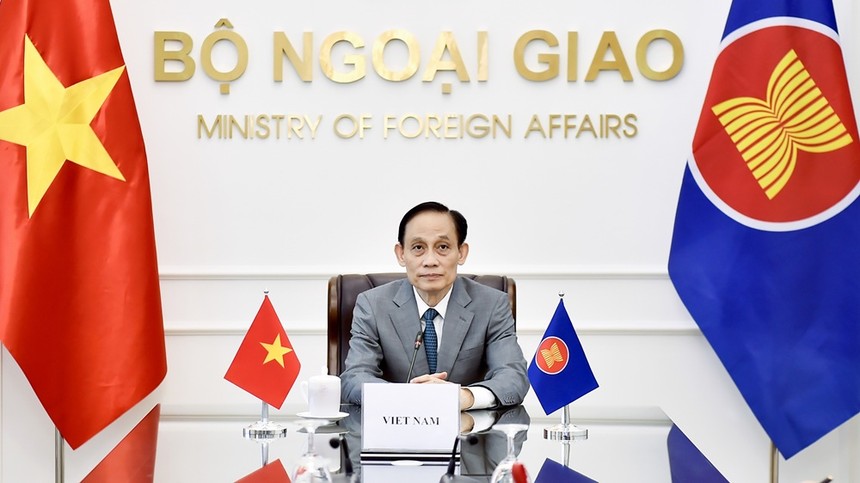 Đồng chí Lê Hoài Trung, Ủy viên Bộ Chính trị, Bộ trưởng Bộ Ngoại giao dẫn đầu Đoàn Việt Nam tham dự cuộc họp.