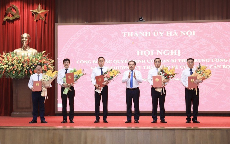 Bí thư Thành ủy Hà Nội Trần Đức Thắng trao các quyết định công tác cán bộ