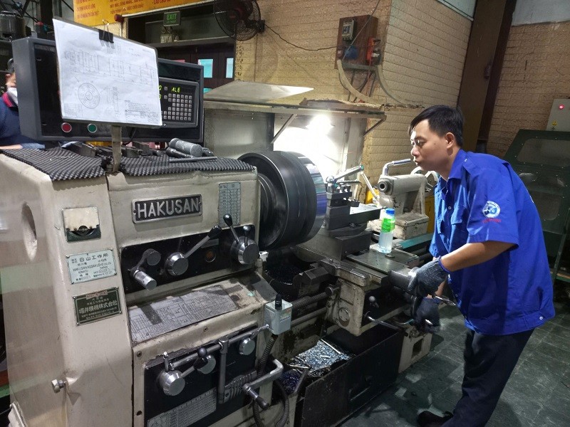 Sản xuất sản phẩm cơ khí chính xác tại một doanh nghiệp ở TP.HCM - Ảnh: Lê Quân