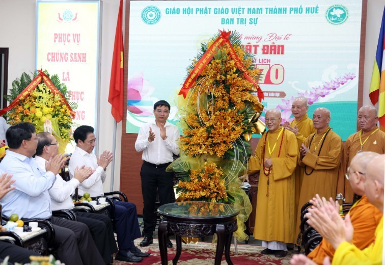 Phó Thủ tướng Nguyễn Văn Thắng chúc mừng Hòa thượng Thích Khế Chơn, Phó Chủ tịch Hội đồng Trị sự Trung ương Giáo hội Phật giáo Việt Nam, Trưởng Ban Trị sự Giáo hội Phật giáo Việt Nam thành phố Huế cùng toàn thể tăng ni, Phật tử địa phương - Ảnh VGP