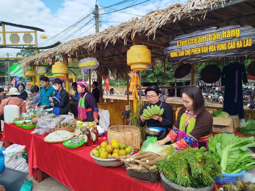 Thông qua các nền tảng số, nhiều nông lâm sản, sản phẩm OCOP của bà con được quảng bá trực tiếp đến người tiêu dùng, giảm khâu trung gian, nâng cao giá trị sản phẩm và tăng thu nhập cho người dân.