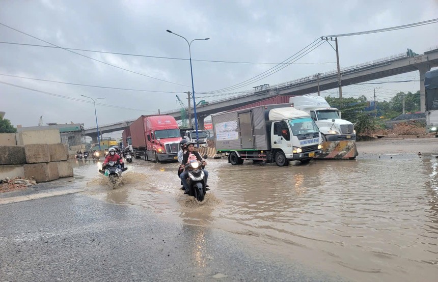 Khu vực nút giao Tân Vạn biến thành "ao nước" lớn sau 1 trận mưa