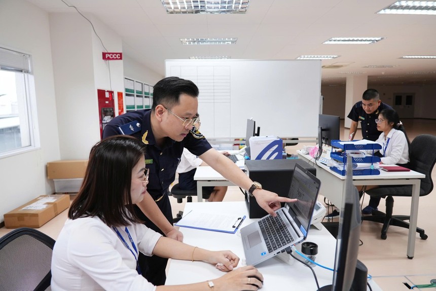 Công chức Hải quan hỗ trợ hướng dẫn doanh nghiệp thực hiện thủ tục hải quan. Ảnh: Đức Thanh.