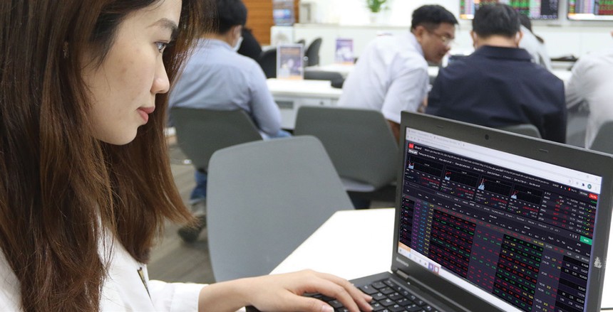 Một lượng lớn tiền đang bị “khóa” vào các đợt nộp mua cổ phiếu mới, tạo áp lực lớn lên thanh khoản thị trường chứng khoán 