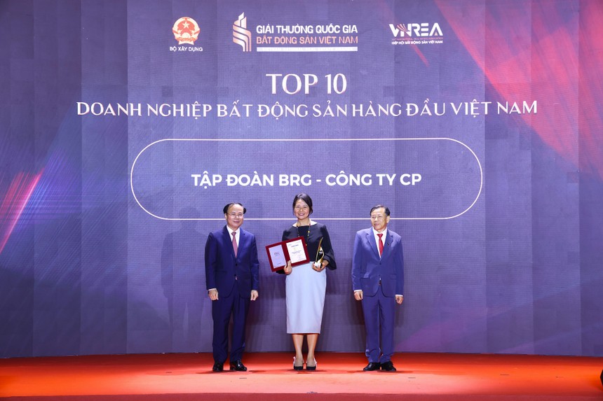 Bà Trần Tuyết Nhung – Phó tổng Giám đốc Tập đoàn BRG nhận Danh hiệu giải thưởng Top 10 Doanh nghiệp Bất động sản hàng đầu Việt Nam