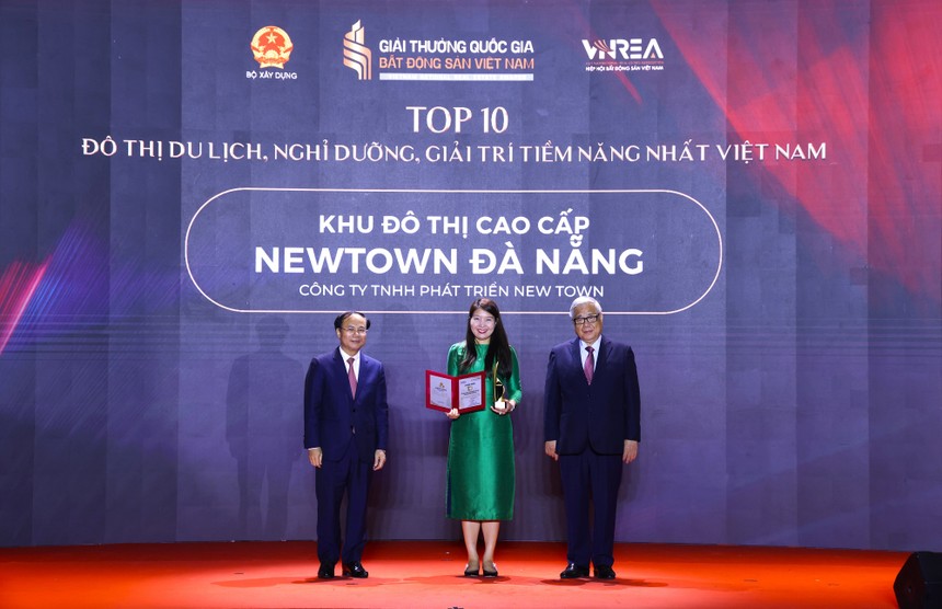 Bà Hoàng Quỳnh Phương - Đại diện Công ty TNHH Phát triển New Town - chủ đầu tư Khu đô thị cao cấp Newtown Đà Nẵng nhận Danh hiệu.