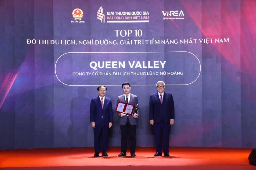 Ông Đinh Sơn Tùng - Đại diện Công ty CP Du lịch Thung lũng Nữ Hoàng - chủ đầu tư Queen Valley Estate – nhận Danh hiệu