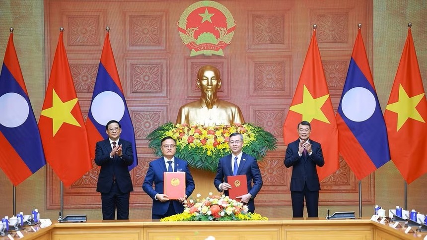 Bộ trưởng Bộ Tài chính Việt Nam và Phó Thủ tướng, Bộ trưởng Bộ Tài chính Lào trao Thỏa thuận hợp tác giai đoạn 2026-2030 dưới sự chứng kiến của Thủ tướng Chính phủ hai nước. Ảnh: Đức Thanh.