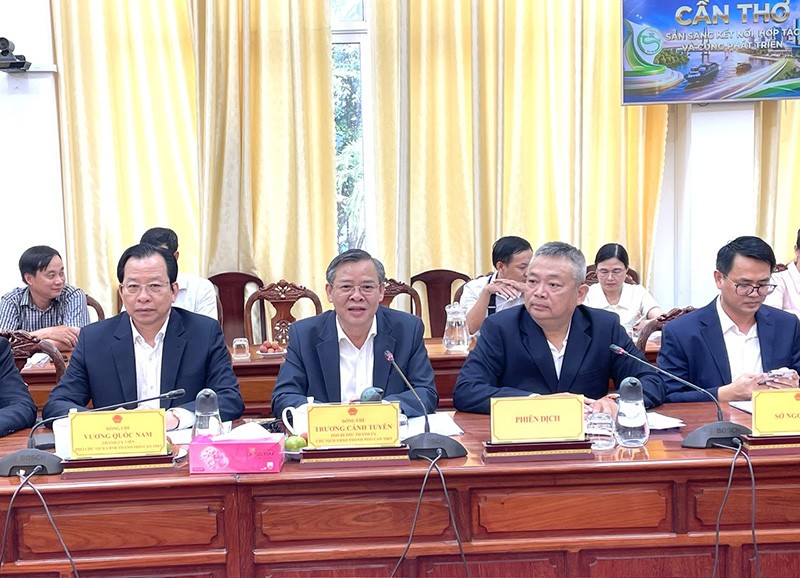 Chủ tịch UBND TP. Cần Thơ Trương Cảnh Tuyên (thứ 2 từ trái sang, hàng đầu) phát biểu tại buổi làm việc