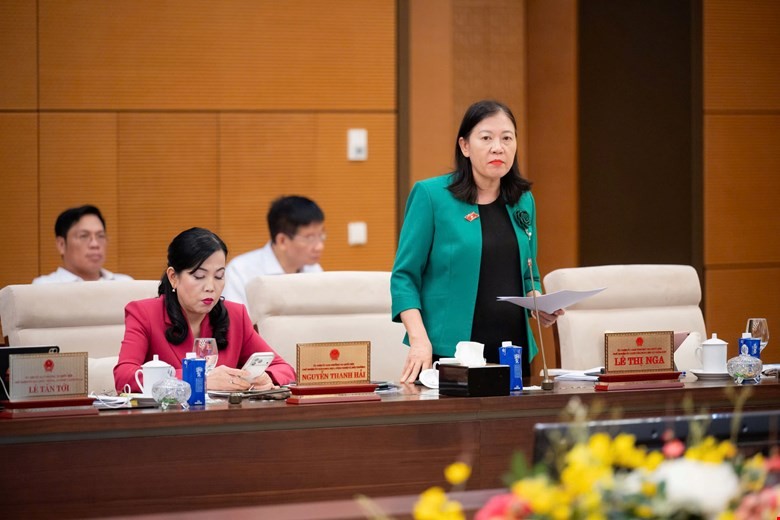 Chủ nhiệm Ủy ban Dân nguyện và giám sát Lê Thị Nga trình bày báo cáo. 