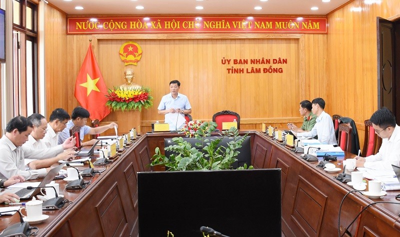Tổ công tác số 1 của UBND tỉnh Lâm Đồng họp phiên thứ 4 nhằm đánh giá tình hình và đề ra phương hướng xử lý, tháo gỡ khó khăn, vướng mắc đối với các dự án đầu tư ngoài ngân sách giai đoạn 2. Ảnh: Kim Hiền
