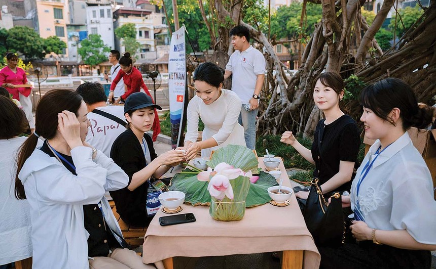 Đoàn doanh nghiệp du lịch Nhật Bản thưởng thức trà sen và chè sen tại Văn Miếu - Quốc Tử Giám (Ảnh: P.V)