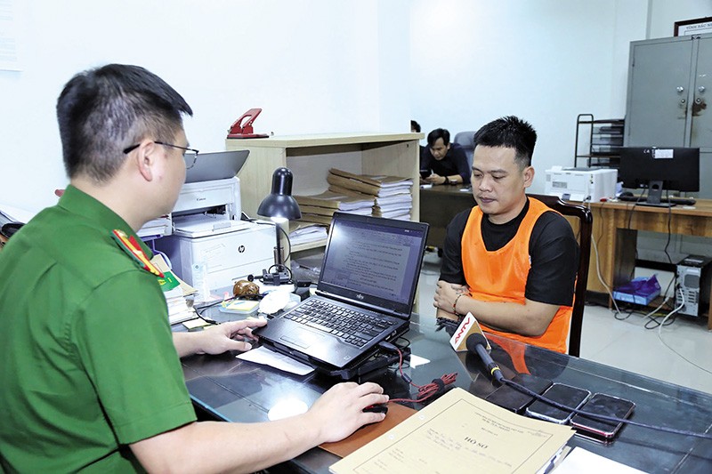 Cơ quan Cảnh sát điều tra Công an tỉnh Bắc Ninh làm việc với đối tượng trong vụ án Bún Chả TV. Ảnh: A05 - Bộ Công an