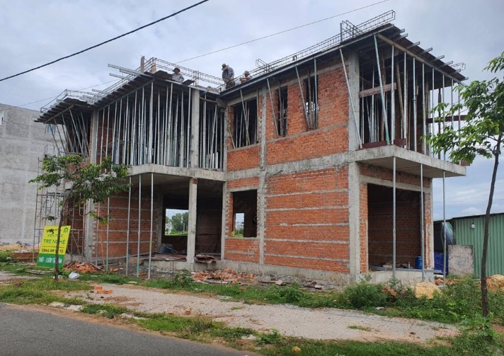 Việc thiết kế xây dựng, thi công xây dựng công trình nhà ở riêng lẻ phải tuân thủ quy định của tiêu chuẩn, quy chuẩn kỹ thuật và quy định khác có liên quan được ban hành bởi cơ quan nhà nước có thẩm quyền. 