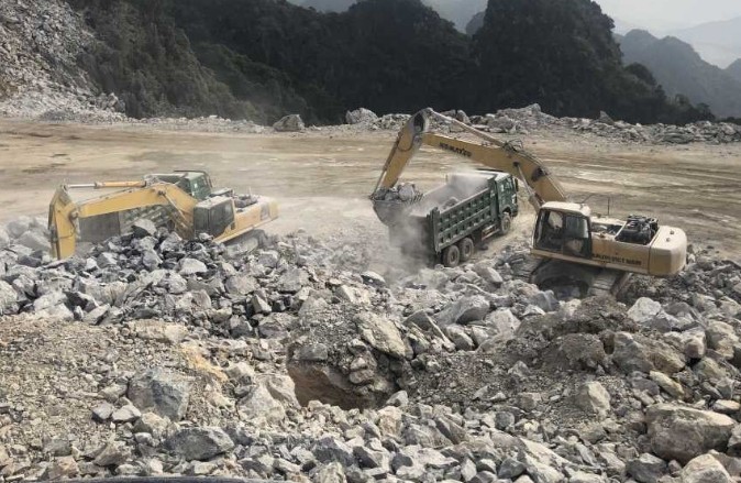 Đất đá thải trong khai thác than tại Quảng Ninh.