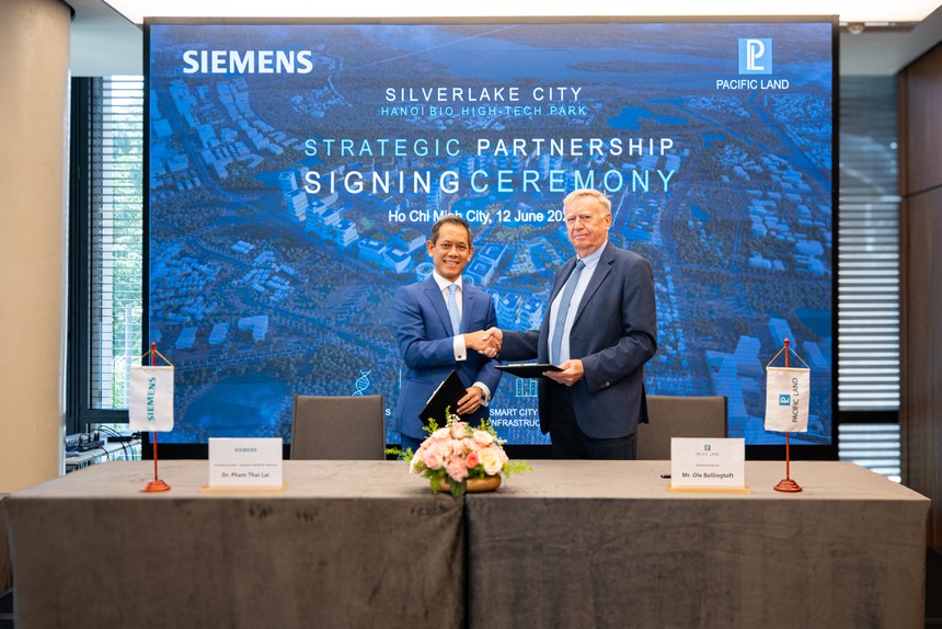 Ông Phạm Thái Lai (trái), Chủ tịch kiêm Tổng giám đốc Siemens khu vực ASEAN và Việt Nam và ông Ole Bollingtoft, Tổng Giám đốc Pacific Land Việt Nam trao biên bản ghi nhớ