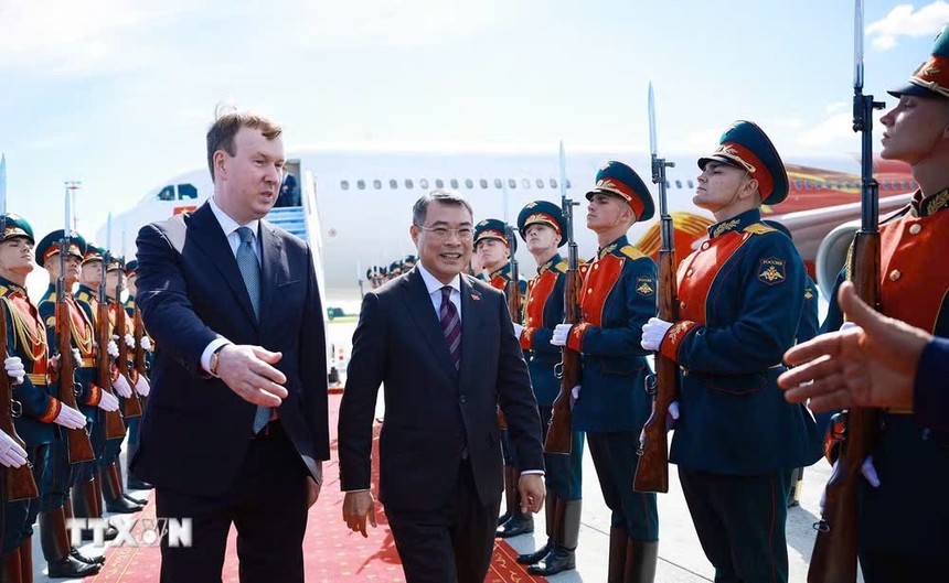 Thủ tướng Lê Minh Hưng đến thành phố Kazan bắt đầu chuyến tham dự Hội nghị Cấp cao Kỷ niệm 35 năm quan hệ ASEAN-Nga và hoạt động song phương tại Kazan, Cộng hòa Tatarstan (Liên bang Nga). (Ảnh: Dương Giang/TTXVN)