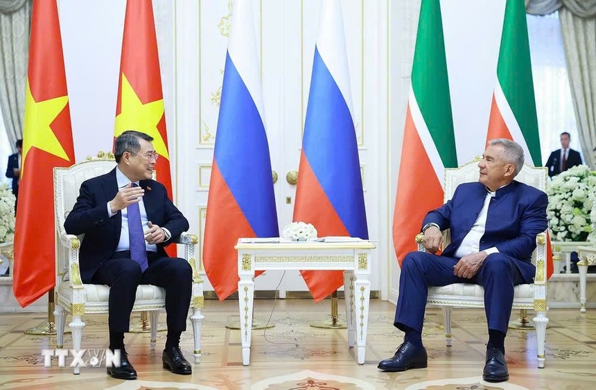 Thủ tướng Lê Minh Hưng gặp Người đứng đầu Cộng hòa Tatarstan Rustam Minnikhanov. (Ảnh: Dương Giang/TTXVN)