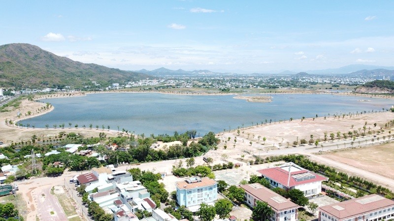 Dự án Khu đô thị - du lịch - văn hóa - thể thao hồ Phú Hòa hiện vẫn đang thực hiện công tác giải phóng mặt bằng, xử lý tuyến điện 110kV, chuyển đổi mục đích sử dụng rừng...