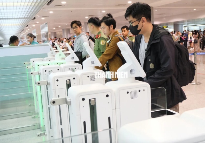 Hành khách xuất nhập cảnh qua hệ thống autogate tại sân bay Tân Sơn Nhất. Ảnh: Báo Thanh Niên.