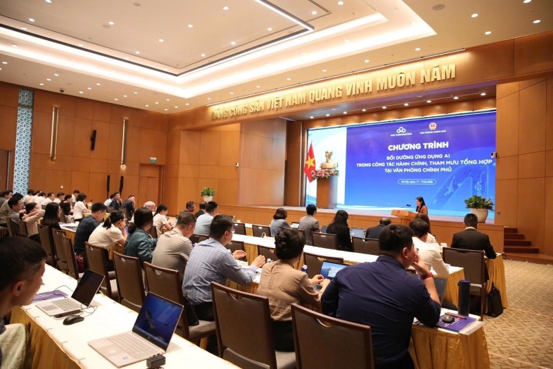 Các học viên Văn phòng Chính phủ thực hành ứng dụng AI vào các tình huống nghiệp vụ thực tế theo phương châm “Học để ứng dụng ngay”, với 70% thời lượng dành cho thực hành trên các nền tảng AI nổi bật là C-AI Legal, C-BizAgent các sản phẩm AI do CMC nghiên cứu và làm chủ.
