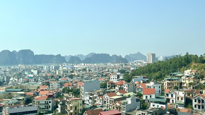 Với mục tiêu đô thị hóa trên 75% vào năm 2030, Quảng Ninh đang từng bước định hình mô hình đô thị đa cực, đa trung tâm, phát huy lợi thế biển, biên giới và di sản để tạo động lực tăng trưởng mới. Ảnh: Quỳnh Nga