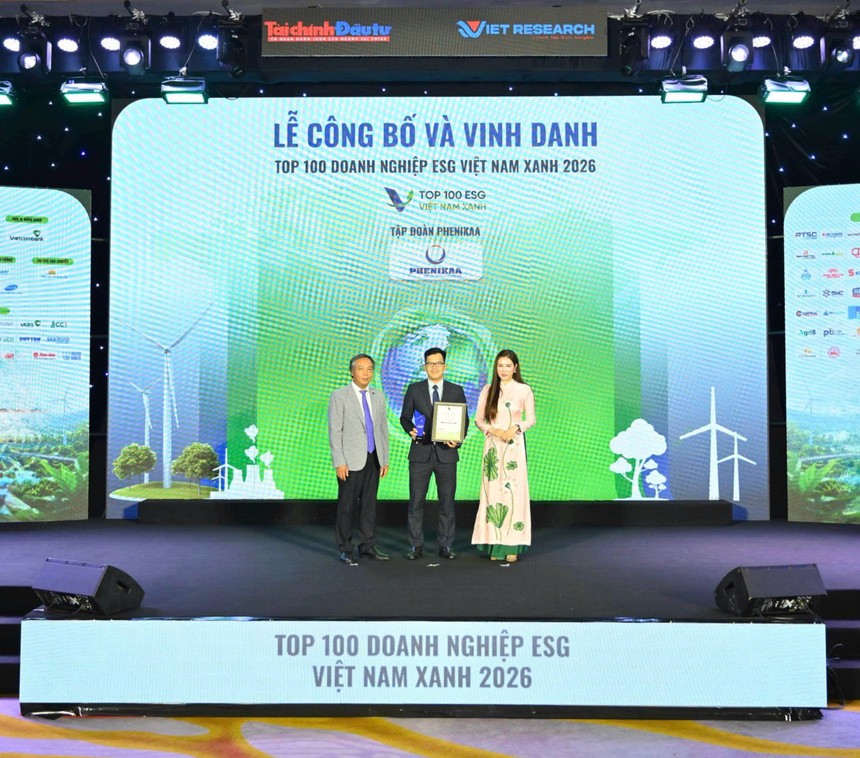 Ông Đồng Quang Thức - Giám đốc Ban ESG Tập đoàn Phenikaa, Phó tổng giám đốc Vicostone nhận chứng nhận từ chương trình.