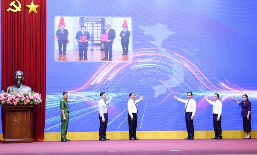 Phó Thủ tướng Hồ Quốc Dũng và các đại biểu bấm nút ra mắt Hệ thống truy xuất nguồn gốc nông sản - Ảnh: VGP