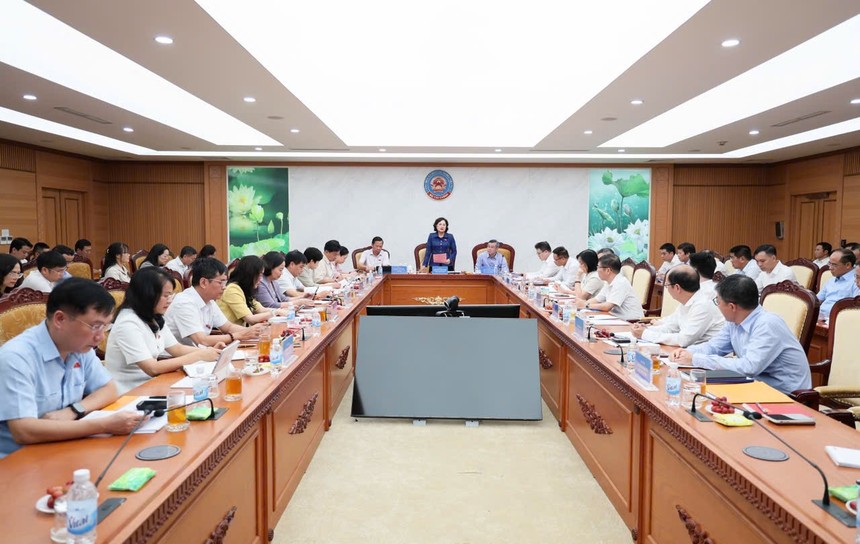 Phó Chủ tịch Quốc hội Nguyễn Thị Hồng phát biểu tại cuộc làm việc. Ảnh: Mạnh Tuấn