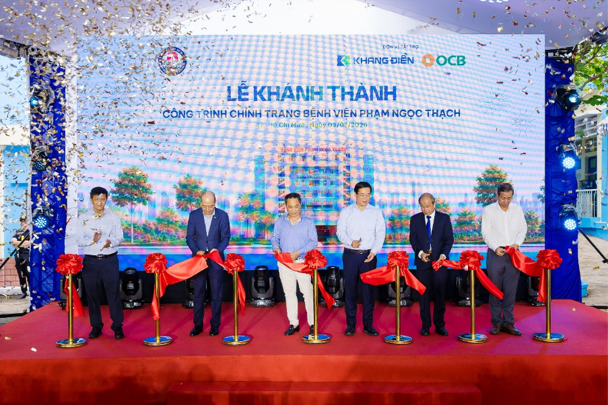 Đại diện lãnh đạo Thành phố, các sở, ngành, Ban Giám đốc Bệnh viện Phạm Ngọc Thạch, Công ty Khang Điền và Ngân hàng OCB thực hiện nghi thức cắt băng khánh thành.