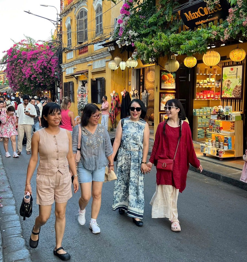 Theo Cục Thống kê, doanh thu du lịch lữ hành 6 tháng đầu năm 2026 ước đạt 49,8 nghìn tỷ đồng, tăng 15,0% so với cùng kỳ năm trước