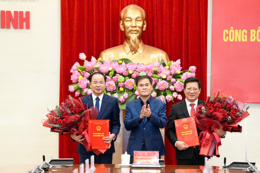 Ông Bùi Văn Khắng, Chủ tịch UBND tỉnh Quảng Ninh trao Quyết định cho ông Nguyễn Việt Dũng, Giám đốc Sở Giáo dục và Đào tạo (thứ nhất từ phải sang) và ông Lê Ngọc Thanh, Giám đốc Sở Văn hóa, Thể thao và Du lịch (thứ nhất từ trái sang).