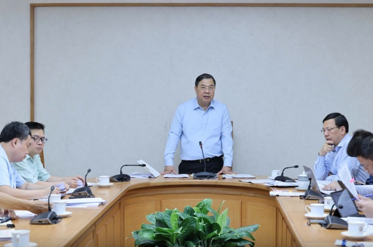 Phó Thủ tướng Thường trực Phạm Gia Túc chủ trì cuộc họp nghe báo cáo về tình hình triển khai các giải pháp thực hiện điều chỉnh Quy hoạch điện VIII - Ảnh: VGP.